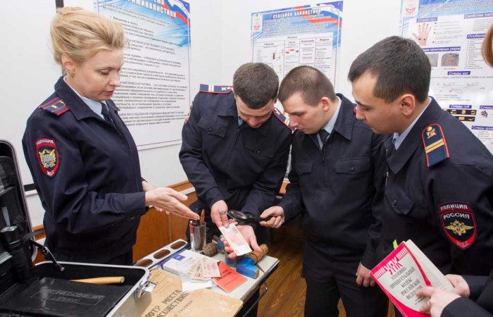 Старший преподаватель к.ю.н майор полиции Светлова Анна Павловна проводит практическое занятие со слушателями факультета. Март 2017 года