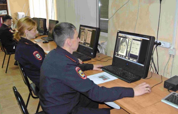 Старший преподаватель подполковник  полиции Коровников Александр Леонидович обучает слушателей составлять фоторобот. Февраль 2016 года