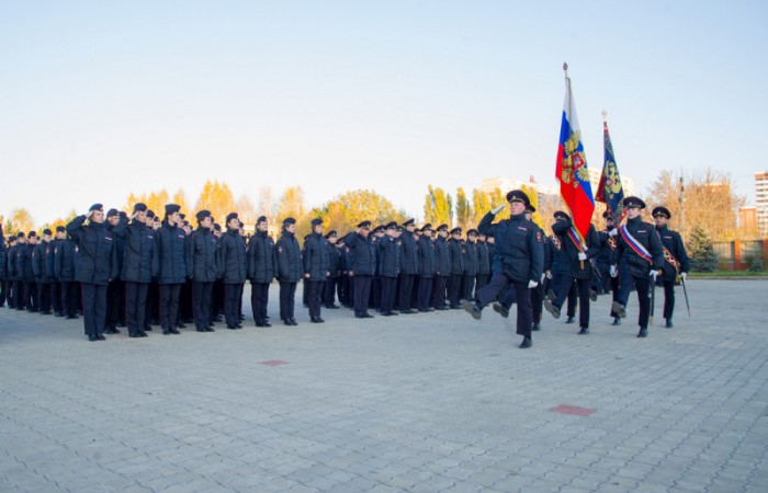 Знаменную группу возглавляет командир взвода факультета лейтенант полиции Е.О. Карпов (ноябрь 2018 года).