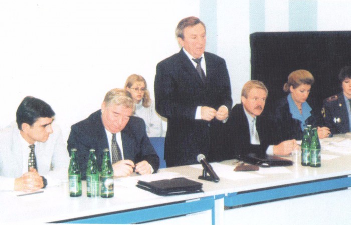 026 В.А. Бекетов приветствует участников совещания руководителей правовых подразделений ОВД и ВВ Южного федерального округа, октябрь 2001 г.